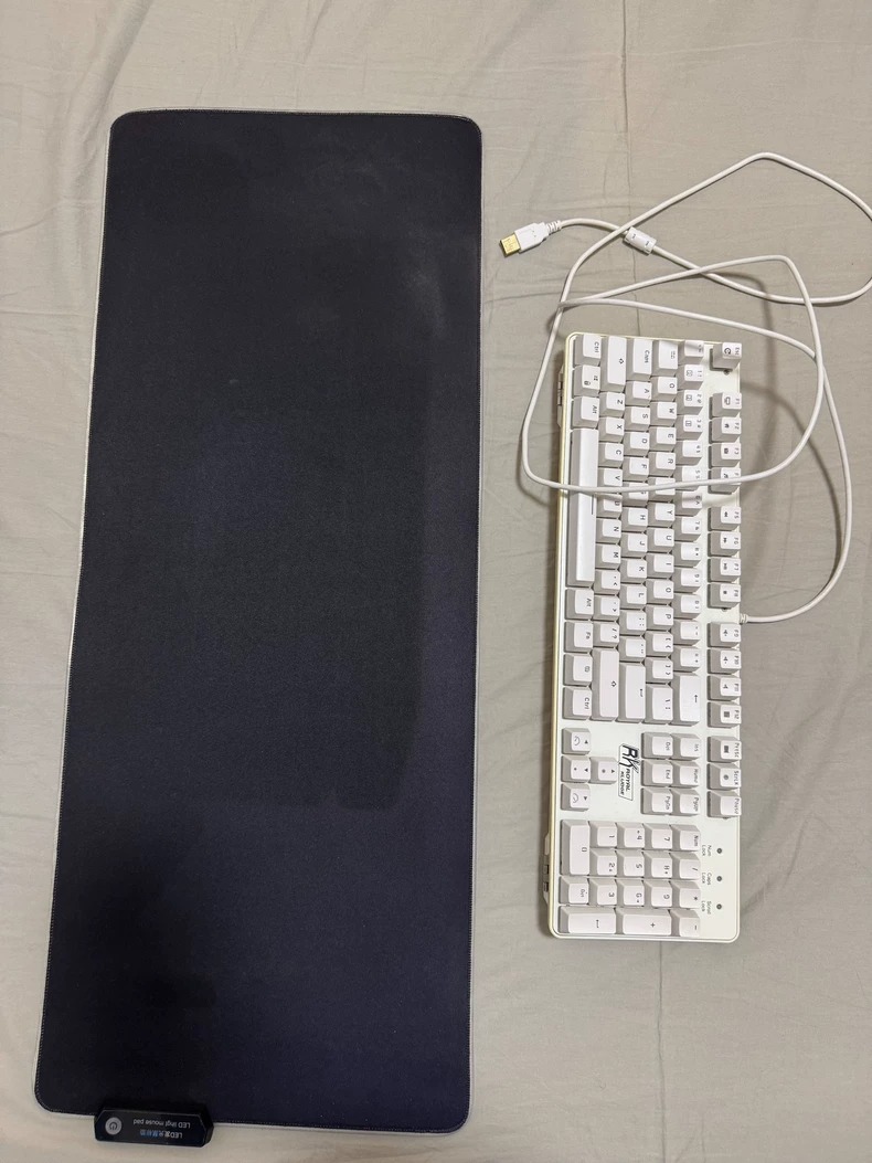 RK RG-920机械键盘，白色青轴(混光版)，带RGB背光。  键盘成色很新，按键手感舒适，灯光效果很棒。配套原装腕托，打字很舒服。  有线连接，接口是USB